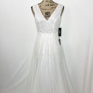 NWT Lulu's White Lace Sleeveless Wedding Gown